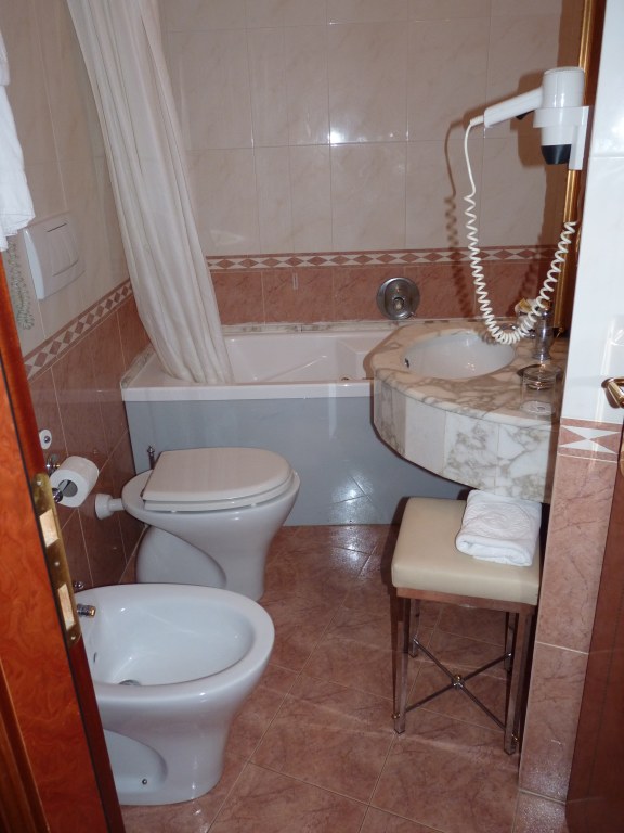 3009: Hotel dei Consoli, Rome, Italy, Our Bathroom