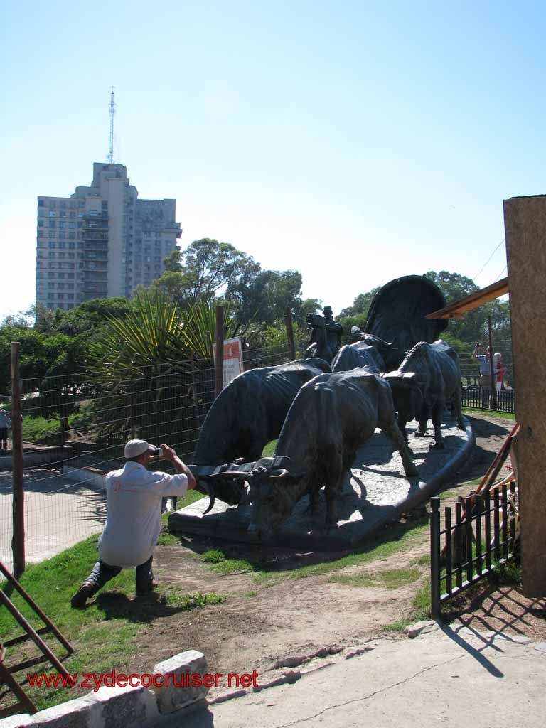 084: Carnival Splendor, Montevideo - Monumento La Carreta (Oxcart Monument)