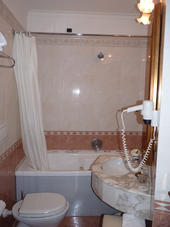 3008: Hotel dei Consoli, Rome, Italy, Our Jacuzzi tub