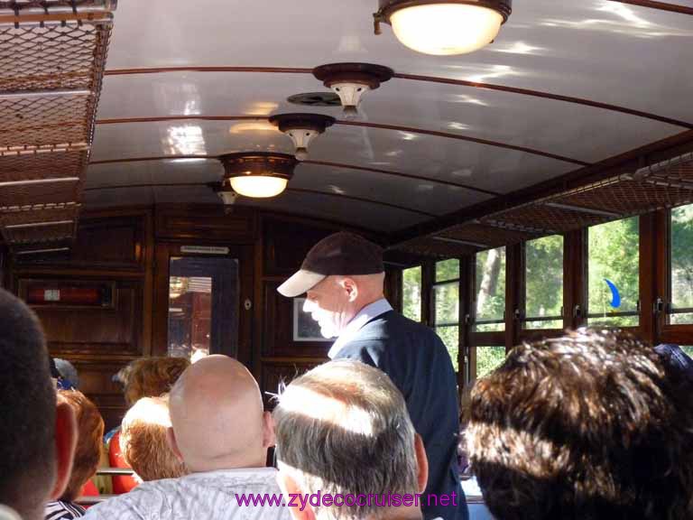 0637: conductor taking tickets on Soller train