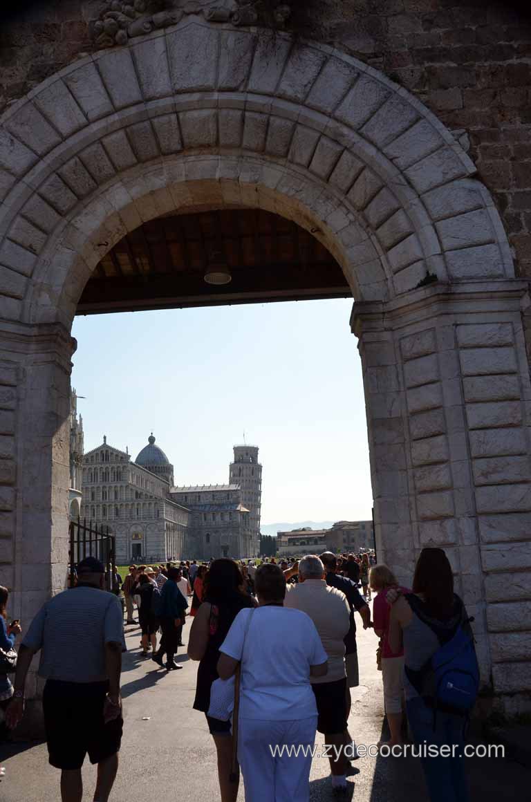 023: Carnival Magic Inaugural Voyage, Livorno, Pisa and Winery Tour, Entering the town 