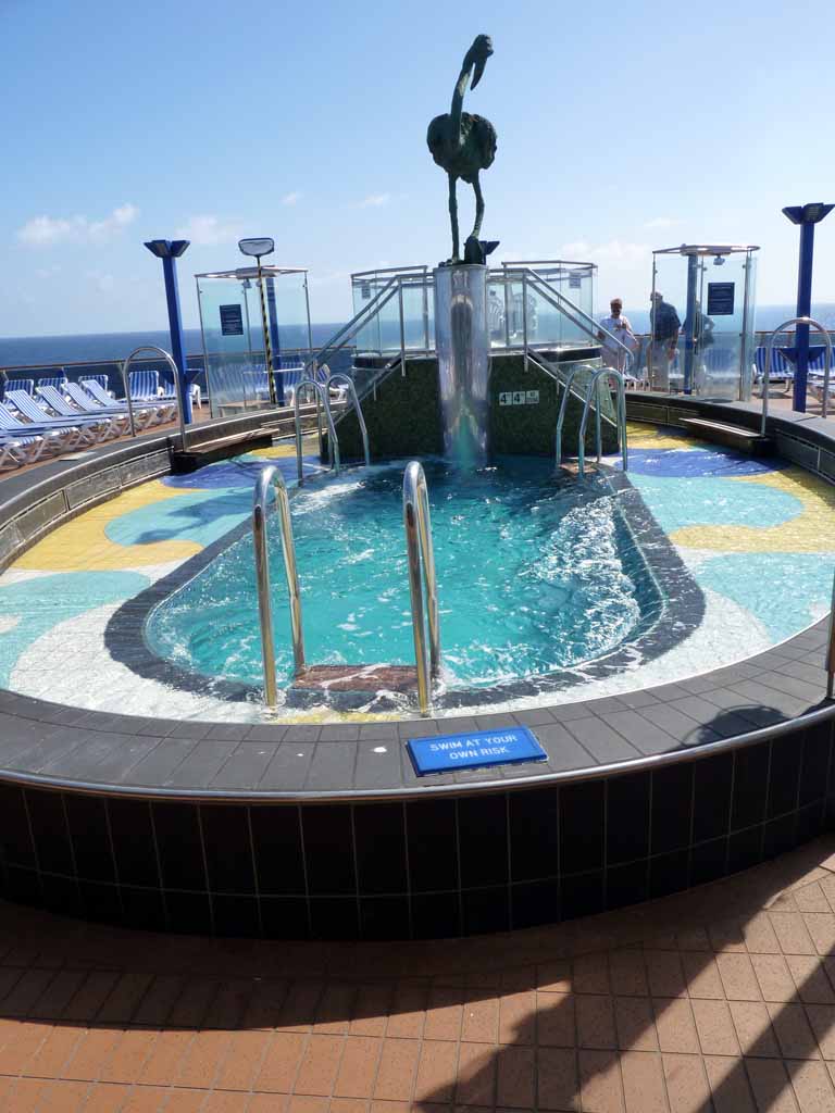 023: Carnival Spirit, Sea Day 1 - Fantail pool