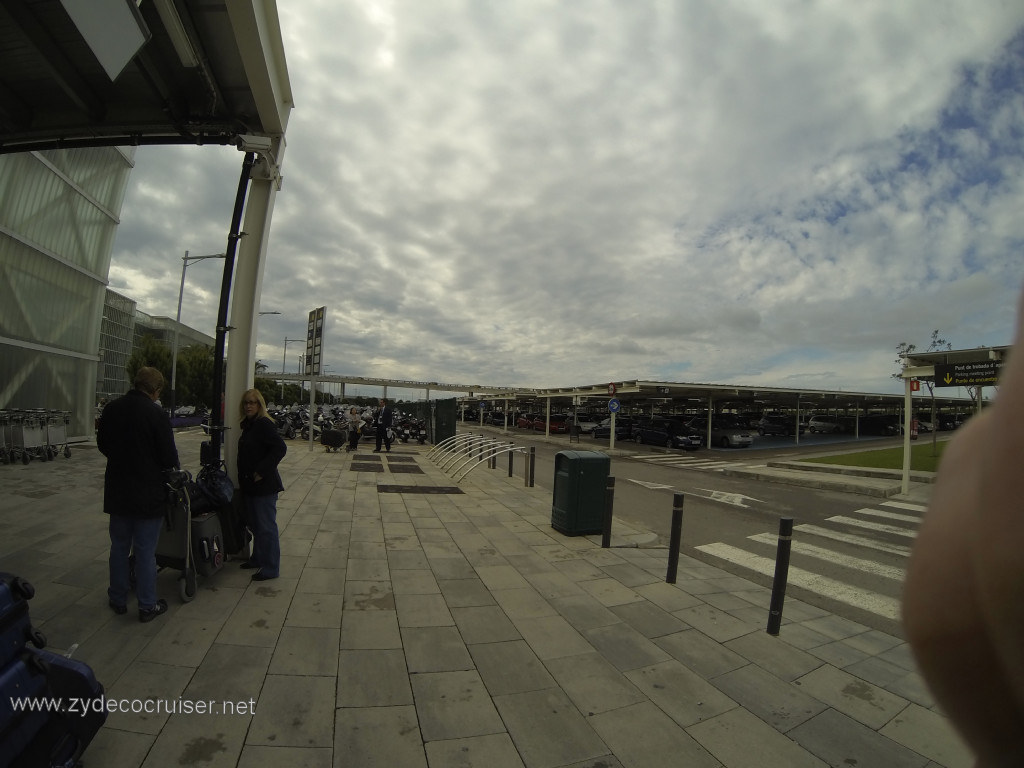 002: Carnival Sunshine Cruise, Pre-May17 Cruise, Barcelona Airport, Parking G, waiting for hotel shuttle bus