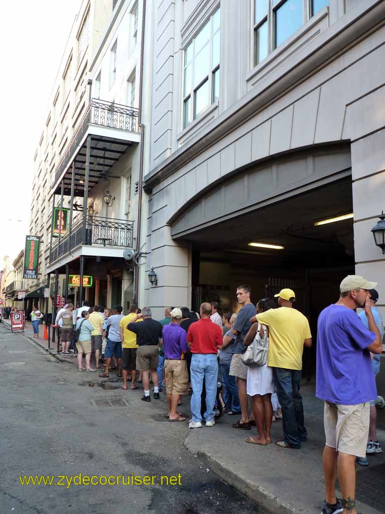 055: Carnival Triumph, Pre-Cruise, New Orleans - Acme Oyster - Line is getting longer