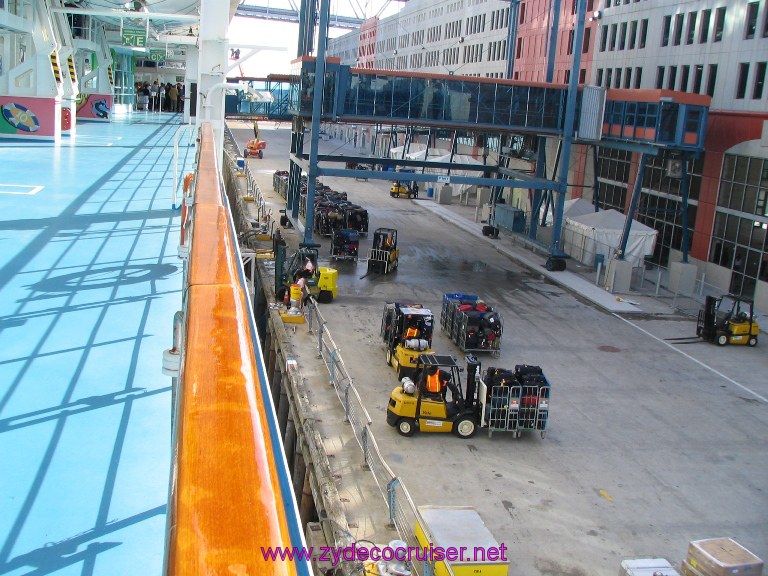 New Orleans, Erato Street Cruise Terminal, Loading the Luggage