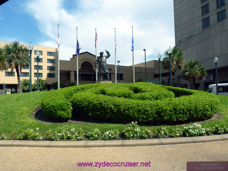 059: Statue of Sir Winston Churchill in front of Hilton Riverside, New Orleans