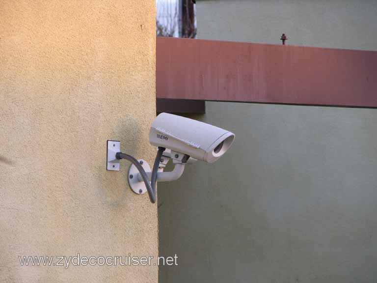 030: Comfort Inn and Suites, Long Beach, Lots of security cameras all around, hmmm.